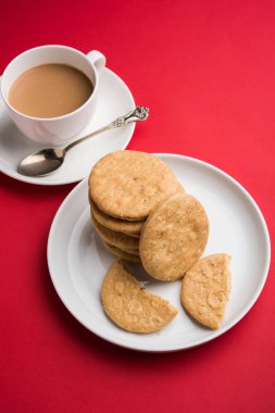 Baharatlı kızarmış mathri veya Hint bir aperatif olan mathari bir bardak çay, seçici odak ile servis