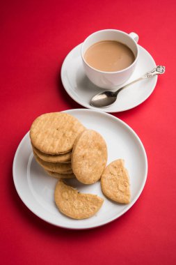 Baharatlı kızarmış mathri veya Hint bir aperatif olan mathari bir bardak çay, seçici odak ile servis