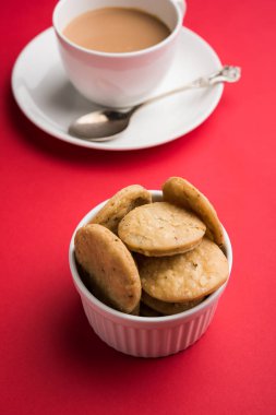 Baharatlı kızarmış mathri veya Hint bir aperatif olan mathari bir bardak çay, seçici odak ile servis