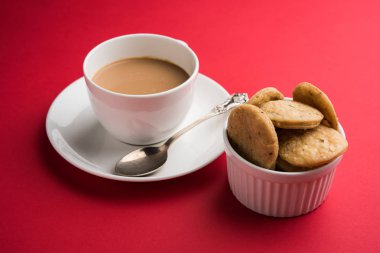 Baharatlı kızarmış mathri veya Hint bir aperatif olan mathari bir bardak çay, seçici odak ile servis