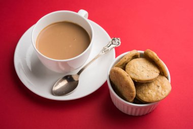 Baharatlı kızarmış mathri veya Hint bir aperatif olan mathari bir bardak çay, seçici odak ile servis