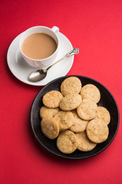 Baharatlı kızarmış mathri veya Hint bir aperatif olan mathari bir bardak çay, seçici odak ile servis