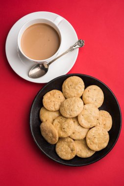 Baharatlı kızarmış mathri veya Hint bir aperatif olan mathari bir bardak çay, seçici odak ile servis
