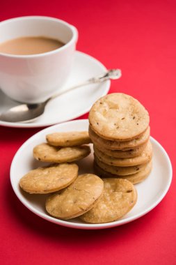Baharatlı kızarmış mathri veya Hint bir aperatif olan mathari bir bardak çay, seçici odak ile servis