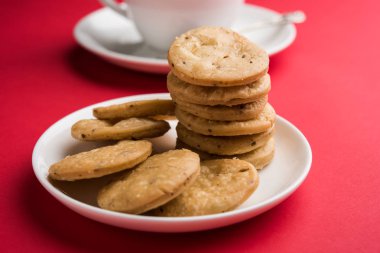 Baharatlı kızarmış mathri veya Hint bir aperatif olan mathari bir bardak çay, seçici odak ile servis