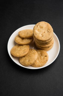 Baharatlı kızarmış mathri veya Hint bir aperatif olan mathari bir bardak çay, seçici odak ile servis