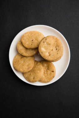 Baharatlı kızarmış mathri veya Hint bir aperatif olan mathari bir bardak çay, seçici odak ile servis