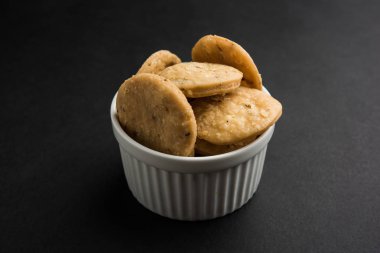 Baharatlı kızarmış mathri veya Hint bir aperatif olan mathari bir bardak çay, seçici odak ile servis