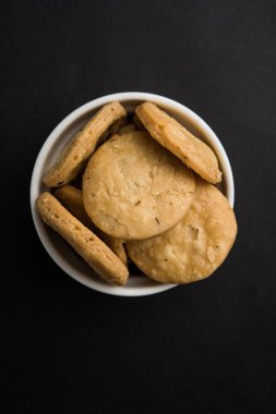 Baharatlı kızarmış mathri veya Hint bir aperatif olan mathari bir bardak çay, seçici odak ile servis