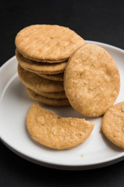 Baharatlı kızarmış mathri veya Hint bir aperatif olan mathari bir bardak çay, seçici odak ile servis