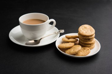 Baharatlı kızarmış mathri veya Hint bir aperatif olan mathari bir bardak çay, seçici odak ile servis