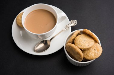 Baharatlı kızarmış mathri veya Hint bir aperatif olan mathari bir bardak çay, seçici odak ile servis