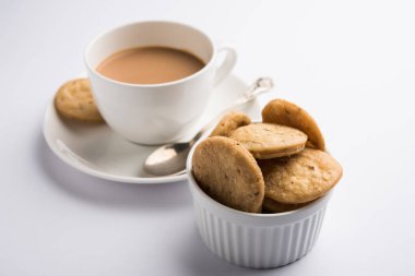 Baharatlı kızarmış mathri veya Hint bir aperatif olan mathari bir bardak çay, seçici odak ile servis