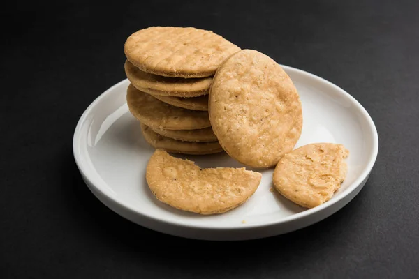 Picante mathri frito ou mathari que é um lanche indiano servido com uma xícara de chá, foco seletivo — Fotografia de Stock