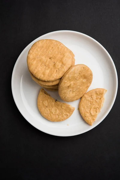 Picante mathri frito ou mathari que é um lanche indiano servido com uma xícara de chá, foco seletivo — Fotografia de Stock