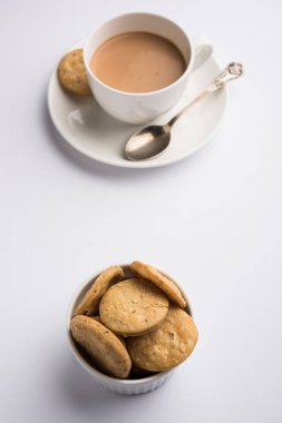 Baharatlı kızarmış mathri veya Hint bir aperatif olan mathari bir bardak çay, seçici odak ile servis