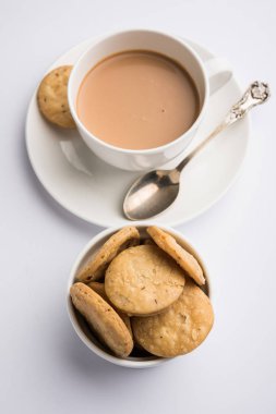 Baharatlı kızarmış mathri veya Hint bir aperatif olan mathari bir bardak çay, seçici odak ile servis