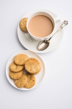 Baharatlı kızarmış mathri veya Hint bir aperatif olan mathari bir bardak çay, seçici odak ile servis