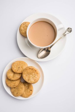 Baharatlı kızarmış mathri veya Hint bir aperatif olan mathari bir bardak çay, seçici odak ile servis