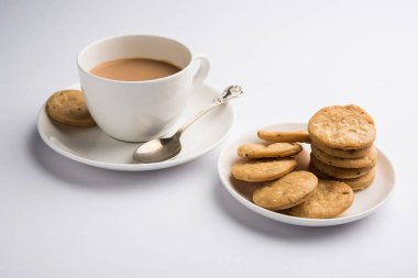 Baharatlı kızarmış mathri veya Hint bir aperatif olan mathari bir bardak çay, seçici odak ile servis