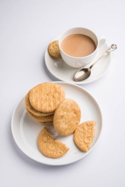 Baharatlı kızarmış mathri veya Hint bir aperatif olan mathari bir bardak çay, seçici odak ile servis
