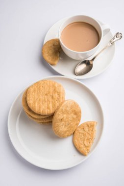 Baharatlı kızarmış mathri veya Hint bir aperatif olan mathari bir bardak çay, seçici odak ile servis