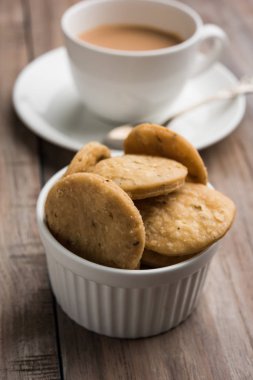 Baharatlı kızarmış mathri veya Hint bir aperatif olan mathari bir bardak çay, seçici odak ile servis