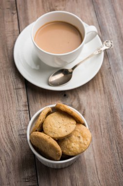 Baharatlı kızarmış mathri veya Hint bir aperatif olan mathari bir bardak çay, seçici odak ile servis