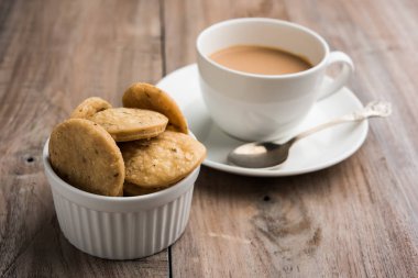 Baharatlı kızarmış mathri veya Hint bir aperatif olan mathari bir bardak çay, seçici odak ile servis