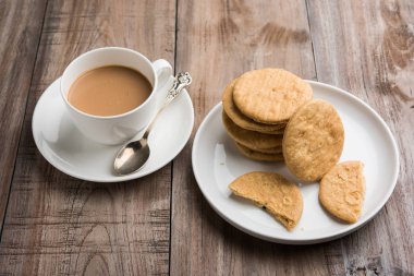 Baharatlı kızarmış mathri veya Hint bir aperatif olan mathari bir bardak çay, seçici odak ile servis
