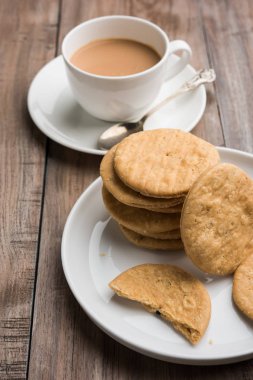 Baharatlı kızarmış mathri veya Hint bir aperatif olan mathari bir bardak çay, seçici odak ile servis