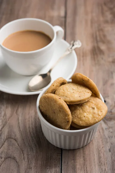 Mathri frito picante o mathari que es un bocadillo indio servido con una taza de té, enfoque selectivo — Foto de Stock