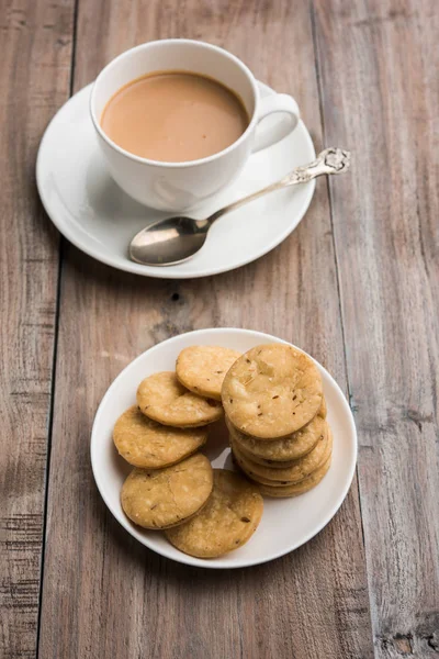 Würzig gebratener Mathri oder Mathari, ein indischer Snack, der mit einer Tasse Tee serviert wird, selektiver Fokus — Stockfoto