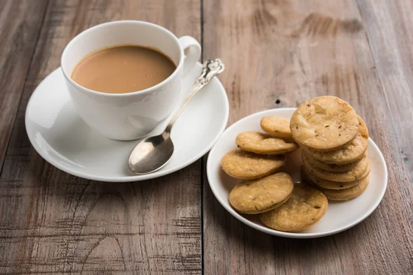 Mathri frito picante o mathari que es un bocadillo indio servido con una taza de té, enfoque selectivo — Foto de Stock