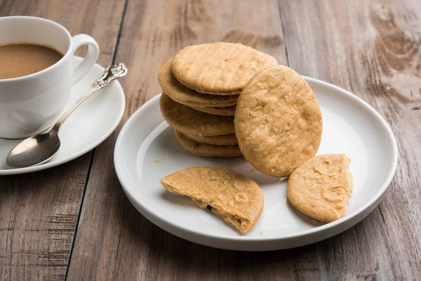 Mathri frito picante o mathari que es un bocadillo indio servido con una taza de té, enfoque selectivo — Foto de Stock