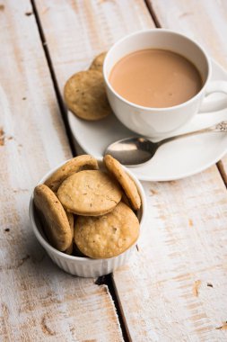 Baharatlı kızarmış mathri veya Hint bir aperatif olan mathari bir bardak çay, seçici odak ile servis