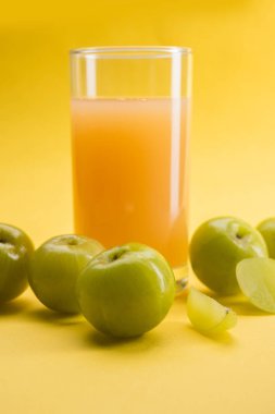 Ayurveda Amla veya Hint bektaşi üzümü suyu, sağlıklı beslenme