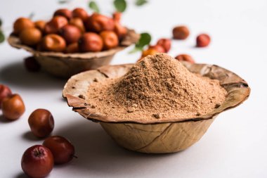 Baharatlı kızarmış mathri veya Hint bir aperatif olan mathari bir bardak çay, seçici odak ile servis