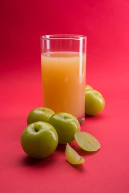 Ayurveda Amla veya Hint bektaşi üzümü suyu, sağlıklı beslenme