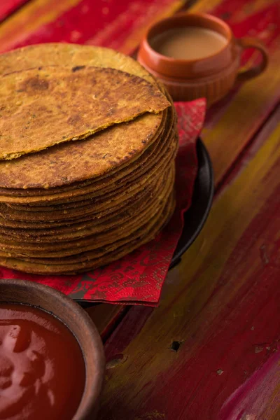 Indischen berühmten köstlichen Bockshornklee Khakra oder Kasuri Methi, Gujarathi oder Gujrati Snacks — Stockfoto