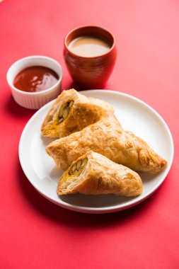 doldurulmuş sebze veya sebze puf ya da puf veya samosa, ünlü Hint snack menü, sıcak çay, seçici odak servis