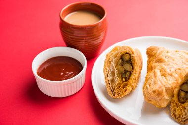 doldurulmuş sebze veya sebze puf ya da puf veya samosa, ünlü Hint snack menü, sıcak çay, seçici odak servis