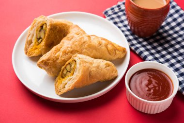 doldurulmuş sebze veya sebze puf ya da puf veya samosa, ünlü Hint snack menü, sıcak çay, seçici odak servis