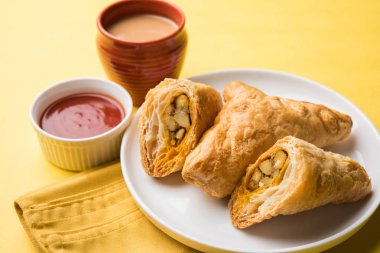 doldurulmuş sebze veya sebze puf ya da puf veya samosa, ünlü Hint snack menü, sıcak çay, seçici odak servis