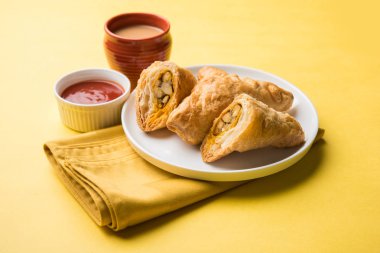 doldurulmuş sebze veya sebze puf ya da puf veya samosa, ünlü Hint snack menü, sıcak çay, seçici odak servis