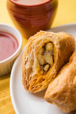 doldurulmuş sebze veya sebze puf ya da puf veya samosa, ünlü Hint snack menü, sıcak çay, seçici odak servis