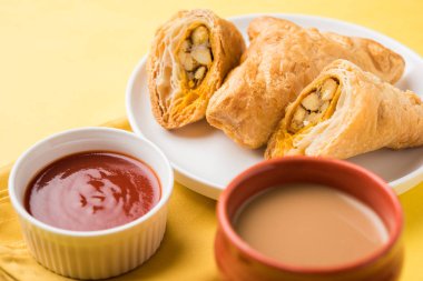 doldurulmuş sebze veya sebze puf ya da puf veya samosa, ünlü Hint snack menü, sıcak çay, seçici odak servis