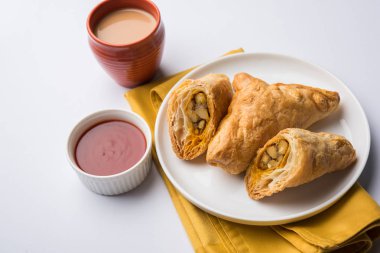 doldurulmuş sebze veya sebze puf ya da puf veya samosa, ünlü Hint snack menü, sıcak çay, seçici odak servis