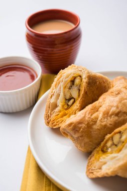 doldurulmuş sebze veya sebze puf ya da puf veya samosa, ünlü Hint snack menü, sıcak çay, seçici odak servis