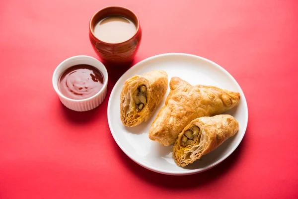Recheado de legumes ou vegetais puf ou puf ou samosa, famoso menu de lanche indiano, servido com chá quente, foco seletivo — Fotografia de Stock